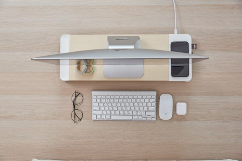 POUT Eyes8 - Podstawka pod monitor w kolorze białym z funkcją szybkiego i bezprzewodowego ładowania. Wielofunkcyjne rozwiązanie 