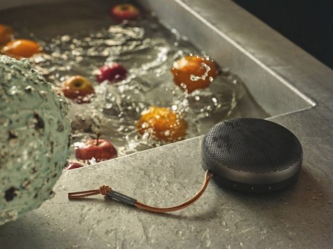 Bang & Olufsen BeoPlay A1 2nd Edition Głośnik przenośny bezprzewodowy Bluetooth 60 Watt dwukierunkowy Antracyt Bang & Olufsen BeoPlay A1 2nd Edition Głośnik przenośny bezprzewodowy Bluetooth 60 Watt dwukierunkowy Antracyt