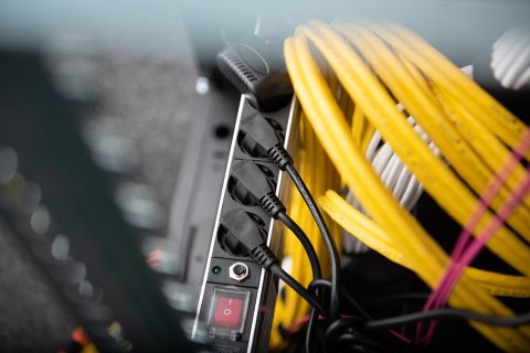 Digitus Listwa zasilająca PDU 19" Rack, 7x gniazdo schuko, 2.0m, 1x wtyk unischuko, 16A, wł./wył., zabezpieczenie przeciążeniowe Digitus Listwa zasilająca PDU 19" Rack, 7x gniazdo schuko, 2.0m, 1x wtyk unischuko, 16A, wł./wył., zabezpieczenie przeciążeniowe
