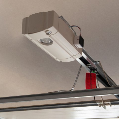 Yale Inteligentny sterownik do garażu 1x Smart Opener , 1x Door Position Sensor, 1x Magnes, 2x Dodatkowy kabel, 2x Taśma instala Yale Inteligentny sterownik do garażu 1x Smart Opener , 1x Door Position Sensor, 1x Magnes, 2x Dodatkowy kabel, 2x Taśma instala